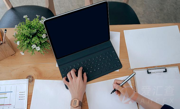 澳汇AUS GLOBAL平台黑幕大起底：系统性价格操纵，投资者5350美元血本无归！